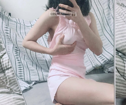 Em gái tuổi teen khoe hàng mới nhú móc lồn bá đạo